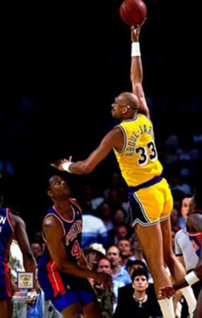 中国男子冰壶队在冬奥会资格赛中连胜两场，即将迎战新西兰和韩国，展现强大实力，期待继续拼搏。（中国男子冰壶队冬奥资格赛两连胜，强势迎战新西兰与韩国，继续冲击佳绩）