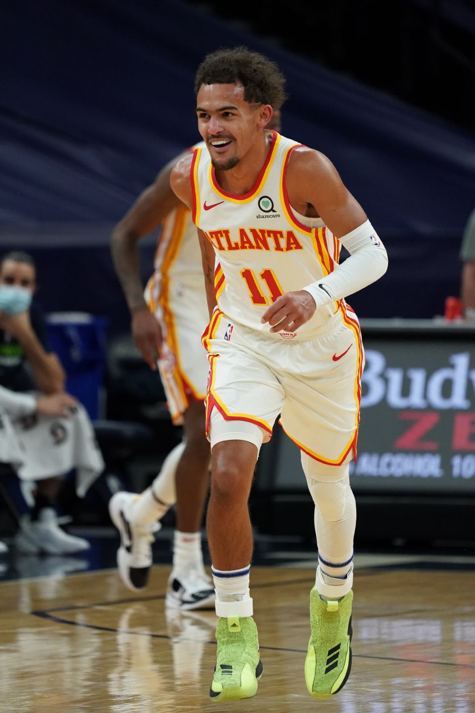 半场战报：米兰0-0拉齐奥，迈尼昂献神扑，红黑军团0射正（半场简报：米兰与拉齐奥互交白卷，迈尼昂神勇扑救，红黑军团零射正）