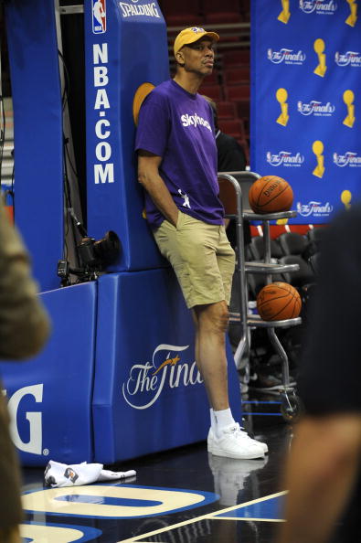 金牛的整体表现令人满意 竞争力丝毫不输CBA球队（金牛整体发挥出色，竞争力不逊于CBA球队）